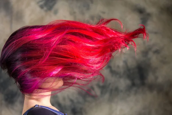 Joven hermosa chica con el pelo rojo volador — Foto de Stock