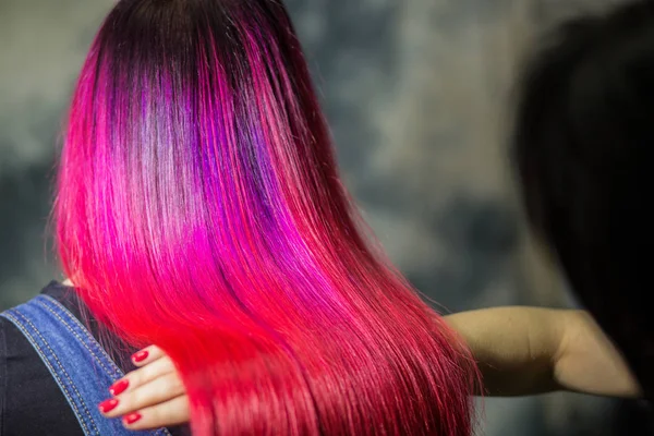 Peluquería con su colorante de pelo de trabajo — Foto de Stock