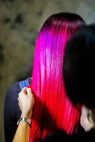 Fryzjer z jej pracy farbowanie włosów — Zdjęcie stockowe