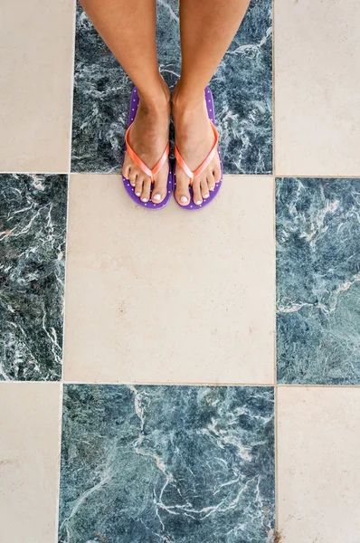 Piernas en las baldosas de colores —  Fotos de Stock