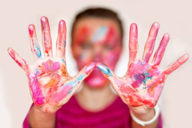 Sanat ve resim kavramı - boyalı ellerle kadın