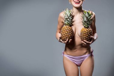 Ananas ile güzel sarışın kadın