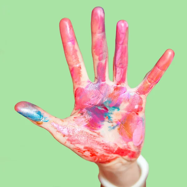 Sztuki i malarstwa koncepcja-dłoń dziewczyny nad zielony — Zdjęcie stockowe