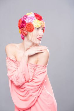 pembe elbise giymiş güzel genç kadın