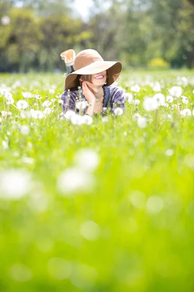 緑の自然に幸せな春女 — ストック写真