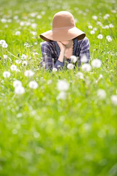 Щаслива весна жінка на зеленій природі — стокове фото