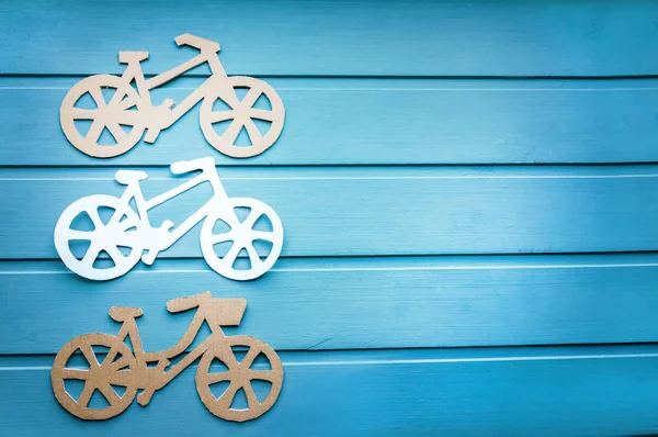 Bicicletas em fundo de madeira — Fotografia de Stock