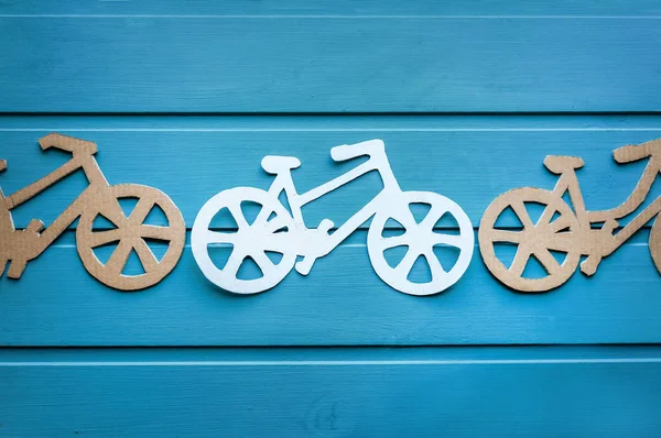 Bicicletas em fundo de madeira — Fotografia de Stock