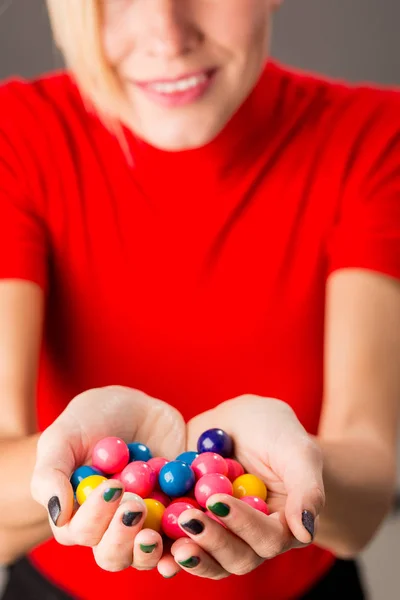 Caramelos en una mano de mujer — Foto de Stock