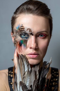 Tüy yüzünde güzel bir kadınla