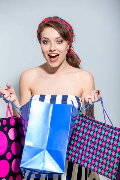 Hermosa mujer con bolsas de compras — Foto de Stock