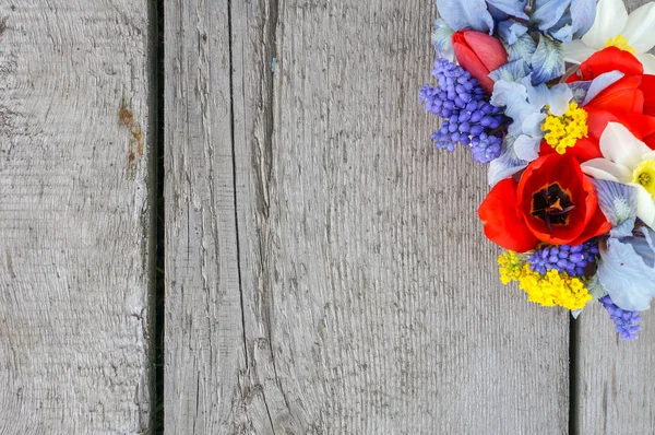 Ανοιξιάτικα λουλούδια σε ξύλινο φόντο — Φωτογραφία Αρχείου