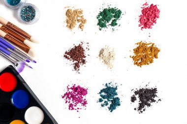 ezilmiş göz makyajı seti beyaz arkaplanda izole edildi