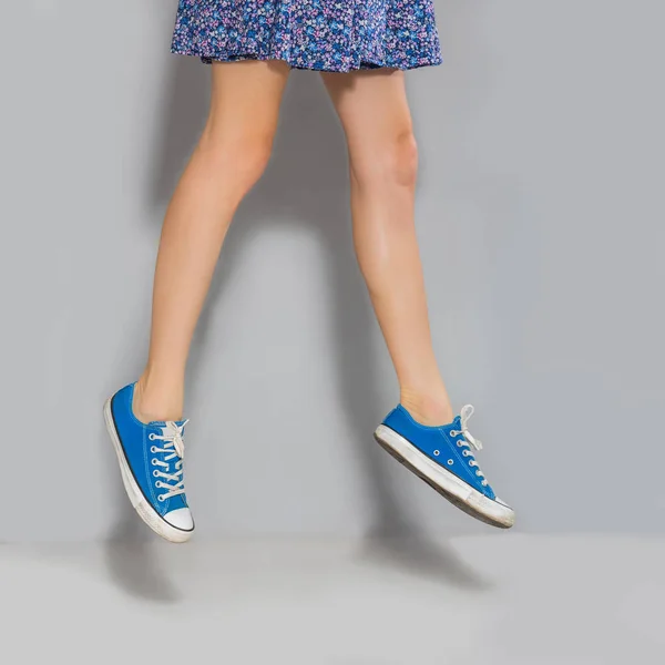 Female legs wearing sneakers — Stock Photo, Image