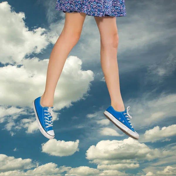 Piernas sobre el concepto cielo azul — Foto de Stock