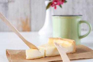 Peynirli kek bir dilim ile çok güzel bir sabah sahne