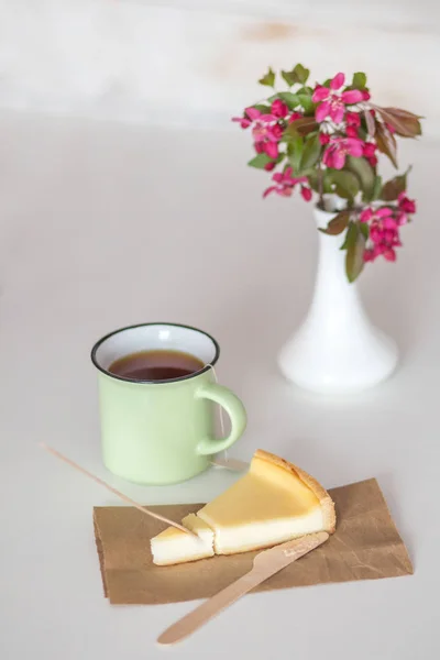 Hermosa escena de la mañana con una rebanada de pastel de queso — Foto de Stock