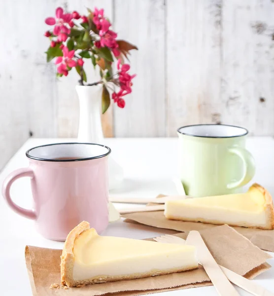 Tazas de té y flores de primavera en mesa de madera clara — Foto de Stock