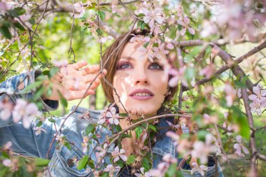 Genç kadında mutlu Şehir Parkı