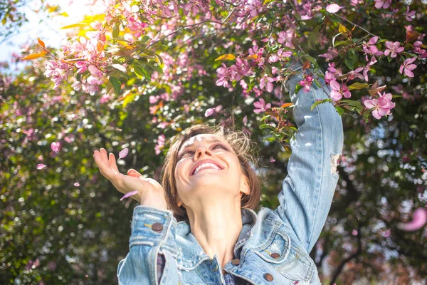 Genç kadında mutlu Şehir Parkı — Stok fotoğraf