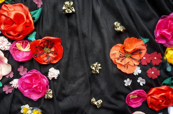Kwiat sukienka haftowane kwiaty jedwabiu na czarno — Zdjęcie stockowe
