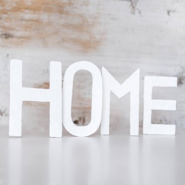 Beyaz ev tatlı ev harfler