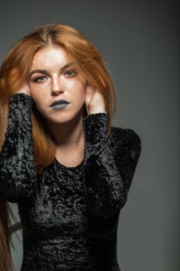 uzun kızıl saçlı güzel kadın