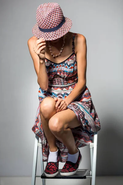 Брюнетка в летнем платье и шляпе — стоковое фото
