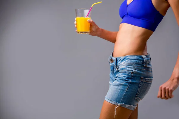 Verão mulher drinknig suco — Fotografia de Stock