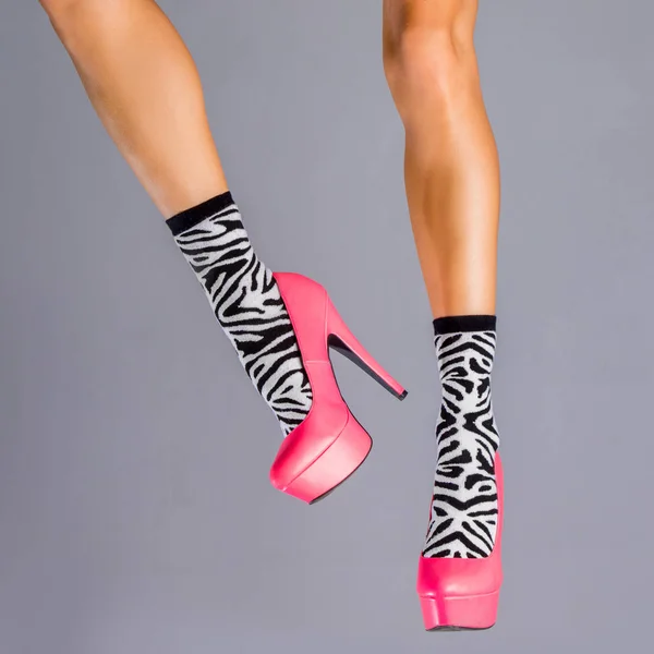 Kvinnliga ben bär sommaren höga klackar — Stockfoto
