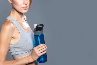 Çalışırken su içen kadın 