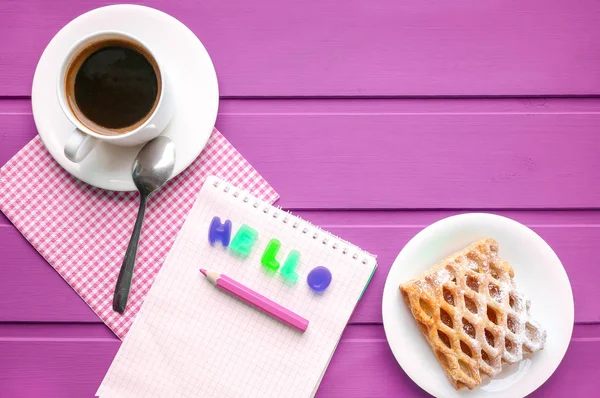 Humor de manhã colorido com uma xícara de café — Fotografia de Stock