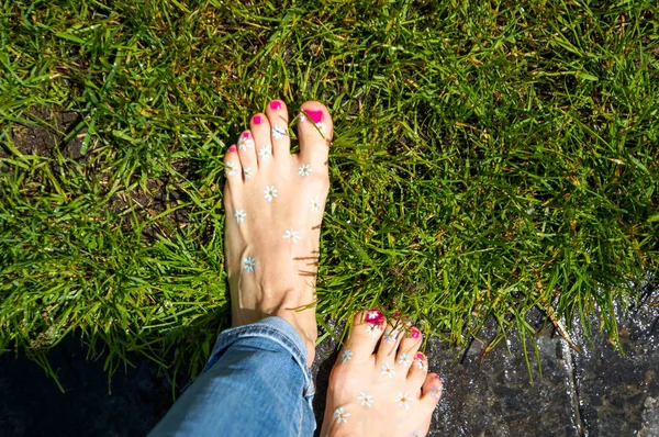 Happy barefoot legs in city — Stock Photo, Image