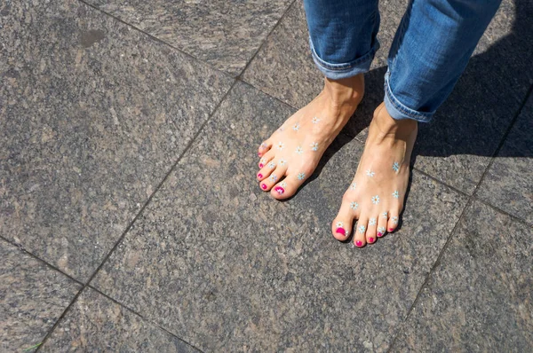 Νεαρή γυναίκα ξυπόλυτος, το περπάτημα στην πόλη — Φωτογραφία Αρχείου
