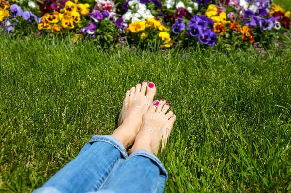 Nő lábát, mezítláb a fűben — Stock Fotó