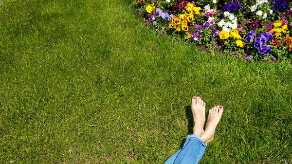 Vrouw voeten op gras barefoot — Stockfoto