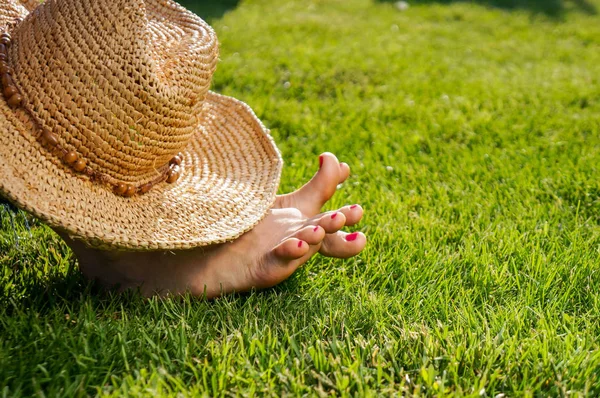 Ragazze gambe sdraiate in erba a piedi nudi senza scarpe — Foto Stock