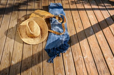 Grunge ahşap arka plan üzerinde trendy yaz kıyafeti