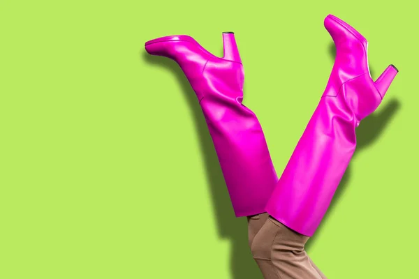 Sexy piernas en rosa botas altas — Foto de Stock