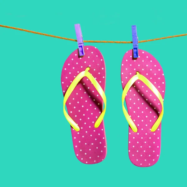Rosafarbene Tupfen-Flip-Flops hängen am Seil — Stockfoto