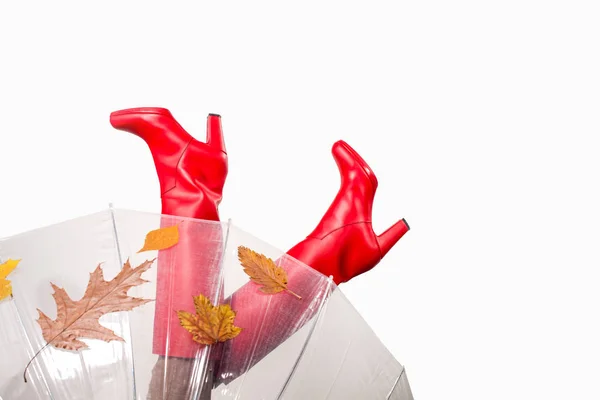 Rode rubberen hoge hakken laarzen met paraplu — Stockfoto