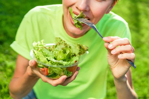 Retrato de atractiva mujer caucásica sonriente comiendo ensalada — Foto de Stock