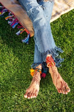 Aksesuar ve mehendi kadın bacakları yukarı kapatın 