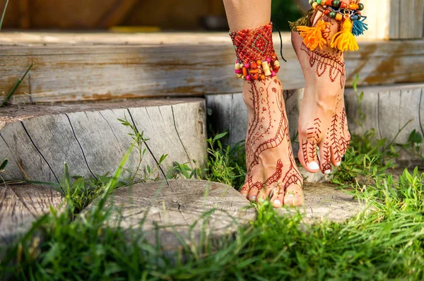 Beautiful legs with accessories and mehendi painting outdoors — Stock Photo, Image