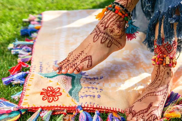 Mooie benen dragen jeans met mehendi en kralen toebehoren — Stockfoto