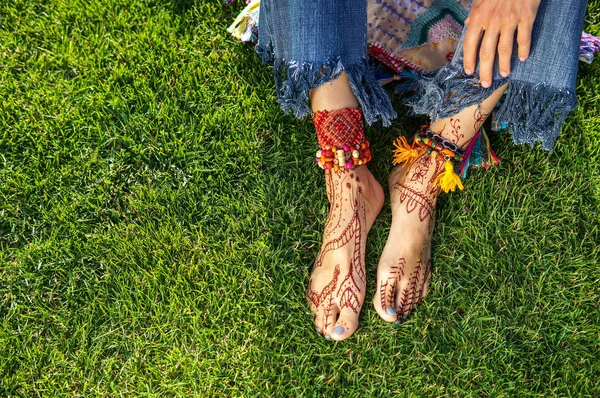 Pernas bonitas vestindo jeans com mehendi e contas acessórios — Fotografia de Stock