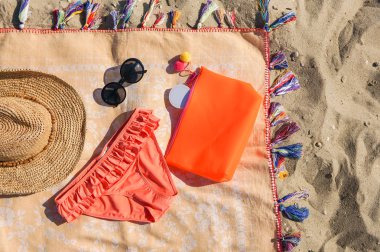  Mayo, güneş gözlüğü, şapka bir plajda