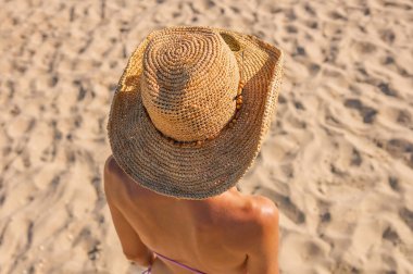 Yaz tatil giyen içinde saman kadın şapka