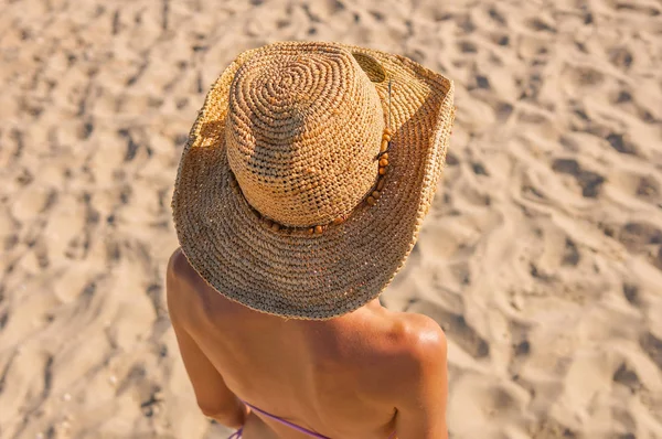 Woman in summer vacation wearing straw hat — Stock Photo, Image