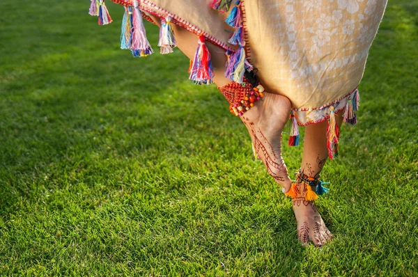Gambe di danza rituale di giovane donna su sfondo erba verde — Foto Stock